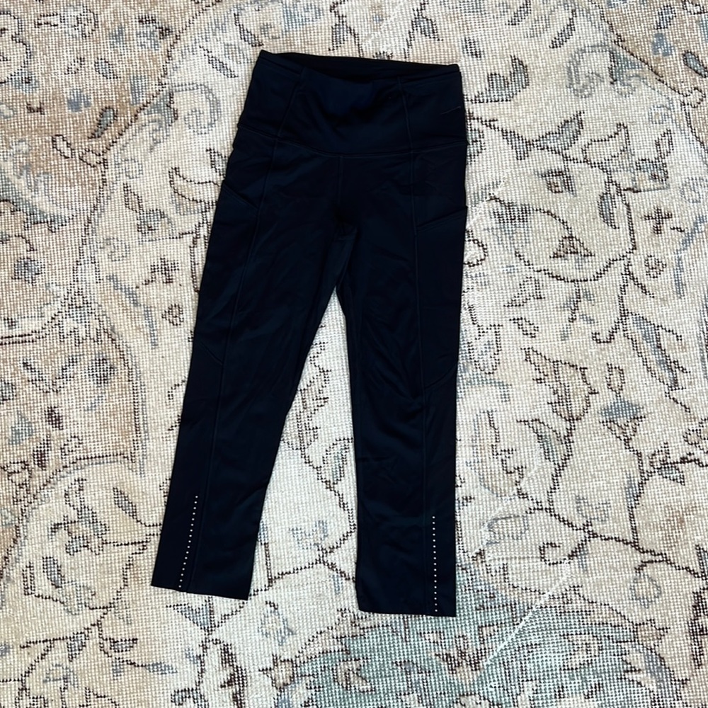 Lululemon Women’s Leggings 19” Black, Size 2.